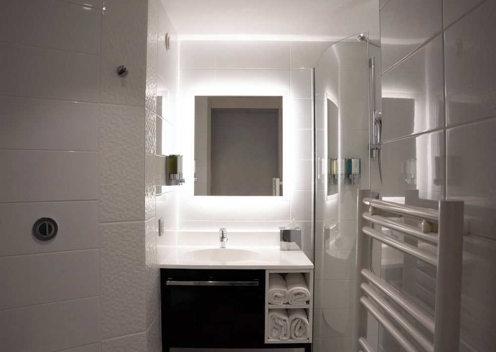 Premium Room, 1 Queen Bed, Refrigerator - Photo 11