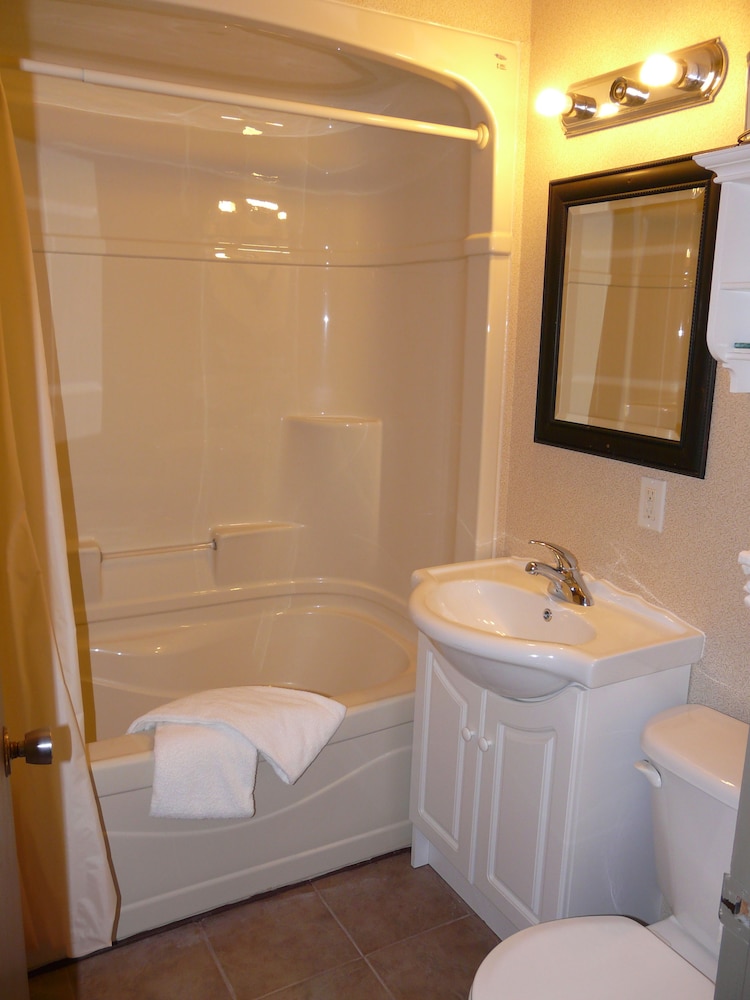 Signature Room, 1 Queen Bed, Patio (Cedar Terrace Suite)