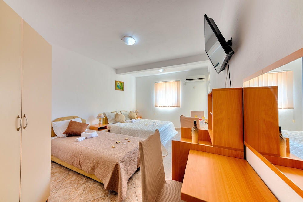 Superior Triple Room photo 3