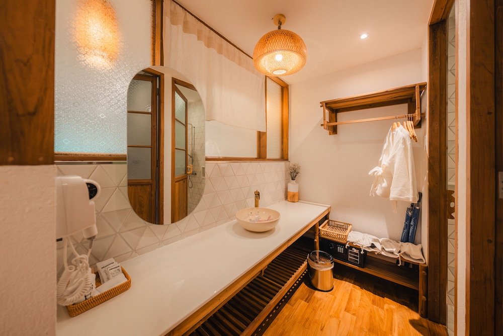 Luxury Suite with Bathtub on the Balcony - Photo 8