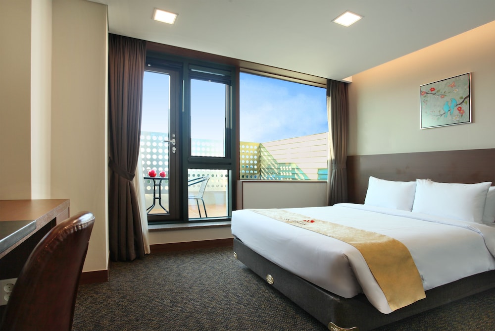 [Early Bird] Double Room, Balcony - Non-Refundable (1 reschedule is allowed)