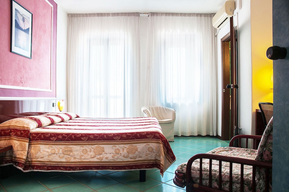 Standard Double or Twin Room - Photo 3