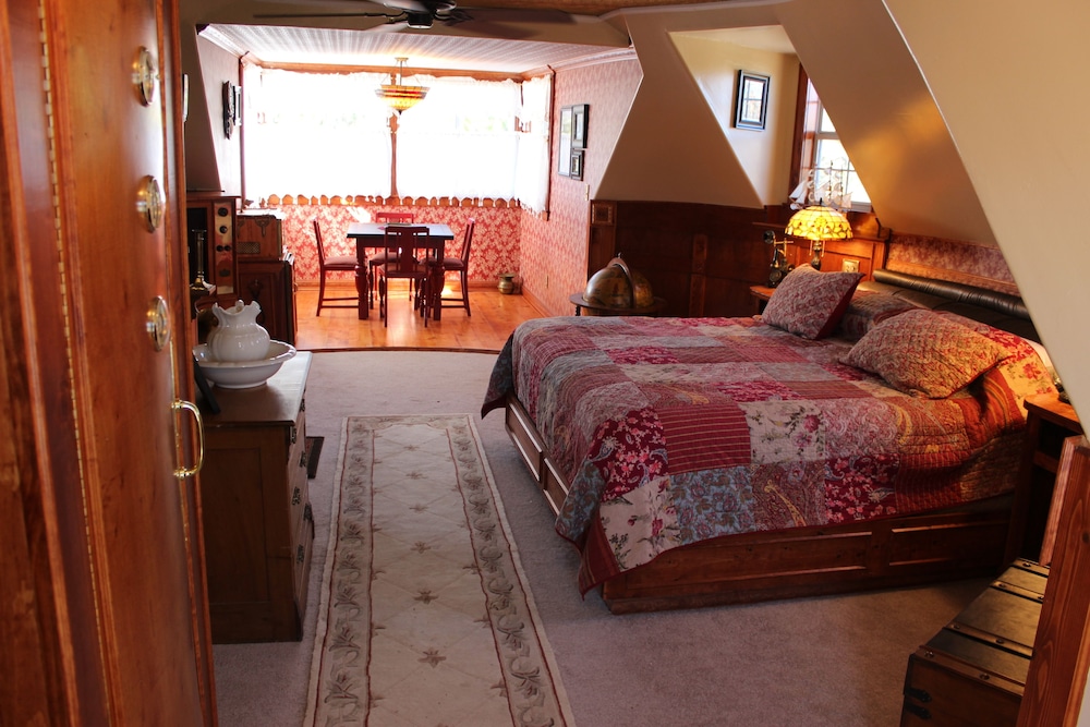 Suite, 1 King Bed photo 1