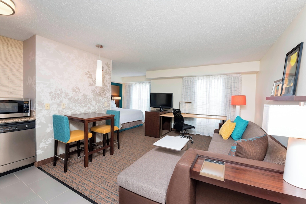 Studio Suite, 1 Queen Bed with Sofa bed (Hearing Accessible) photo 2