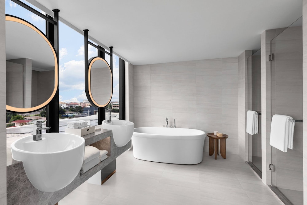 Signature Suite, 1 Bedroom, Corner thumbnail 6
