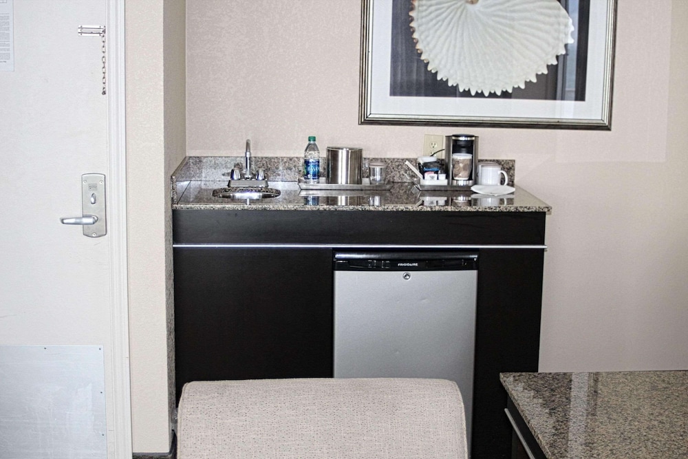 Premium Studio Suite, 1 King Bed with Sofa bed, Oceanfront - Photo 8