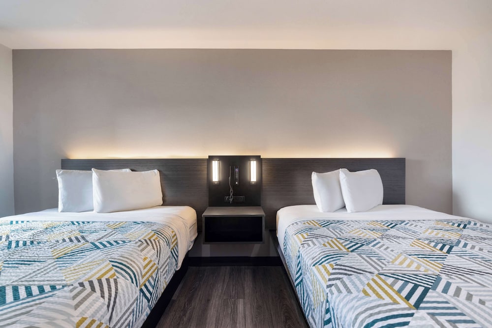 Deluxe Suite, 2 Queen Beds, Non Smoking, Refrigerator & Microwave photo 3