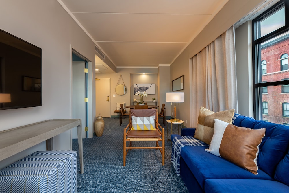 Suite, 1 King Bed, Corner - Photo 5