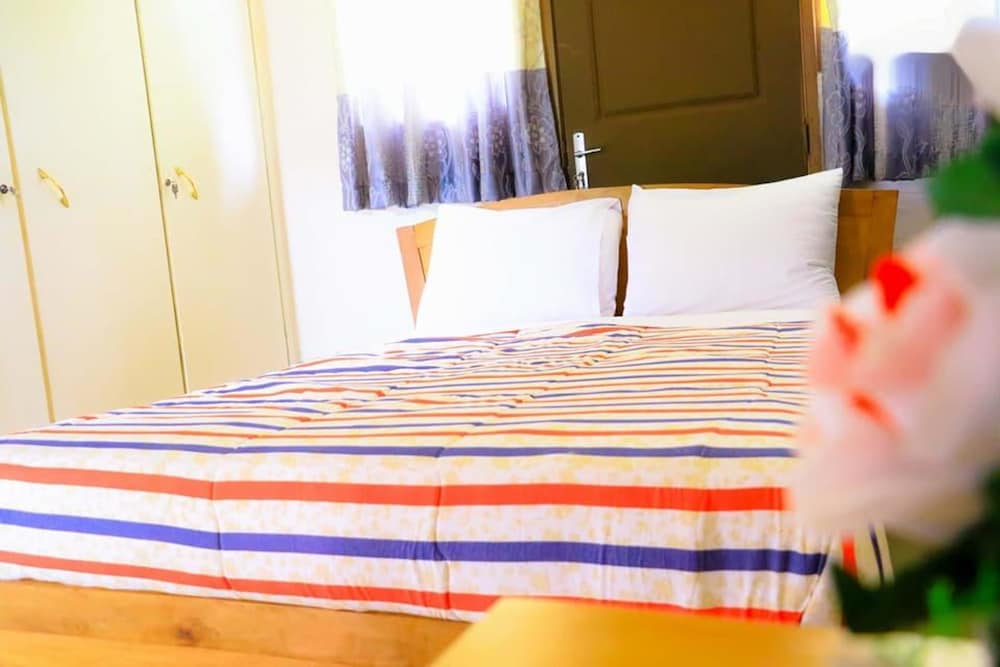 Standard Room, 1 Queen Bed, Non Smoking, Garden View photo 1