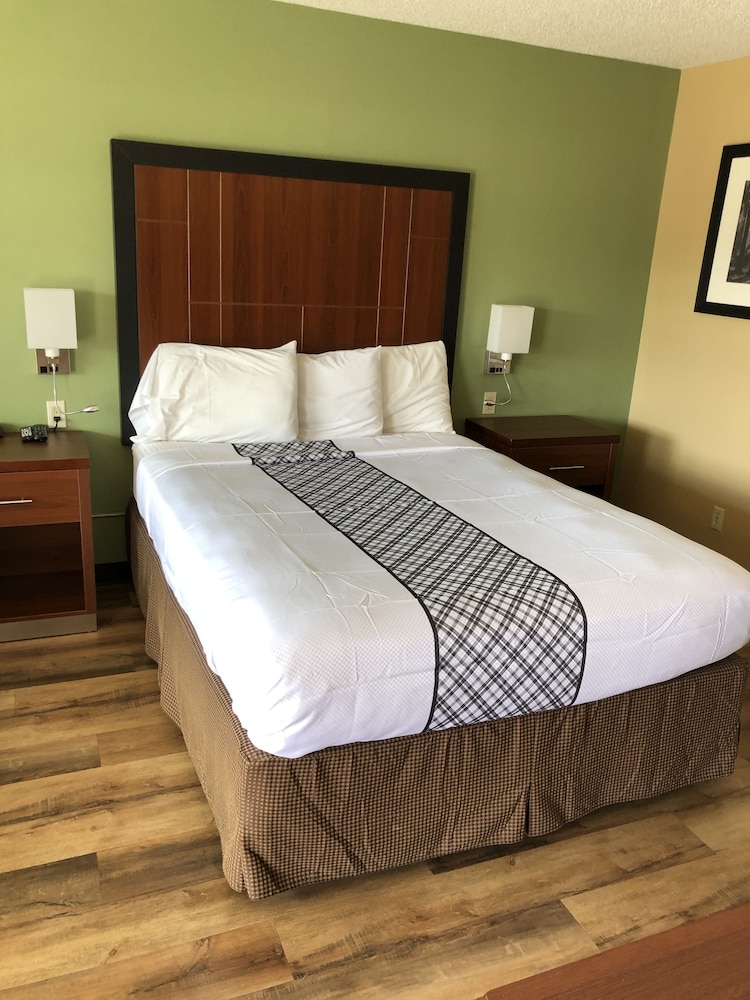 1 Queen Bed - No Pets Allowed
