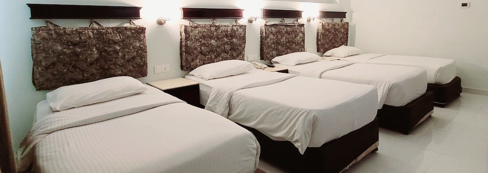Quadruple Room, Pool Access photo 2