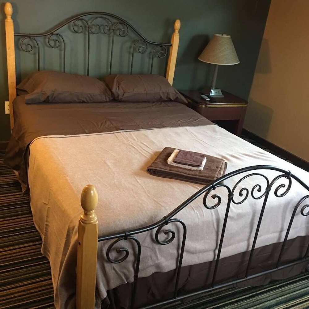 Room, 1 Queen Bed, Refrigerator & Microwave photo 1