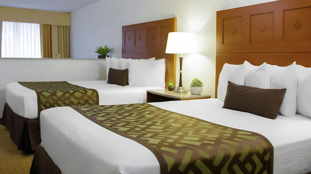 Deluxe suite, 2 queen beds, Jetted tub