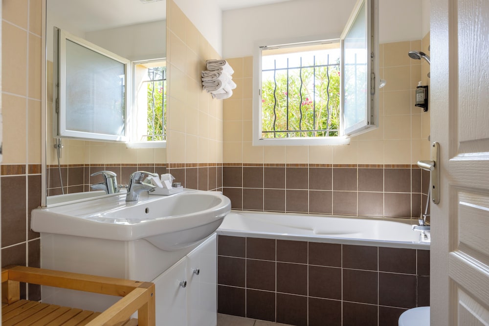 Standard Double Room - Photo 8