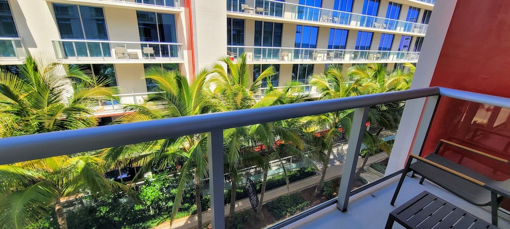 Superior Studio, 1 King Bed, City View photo 3