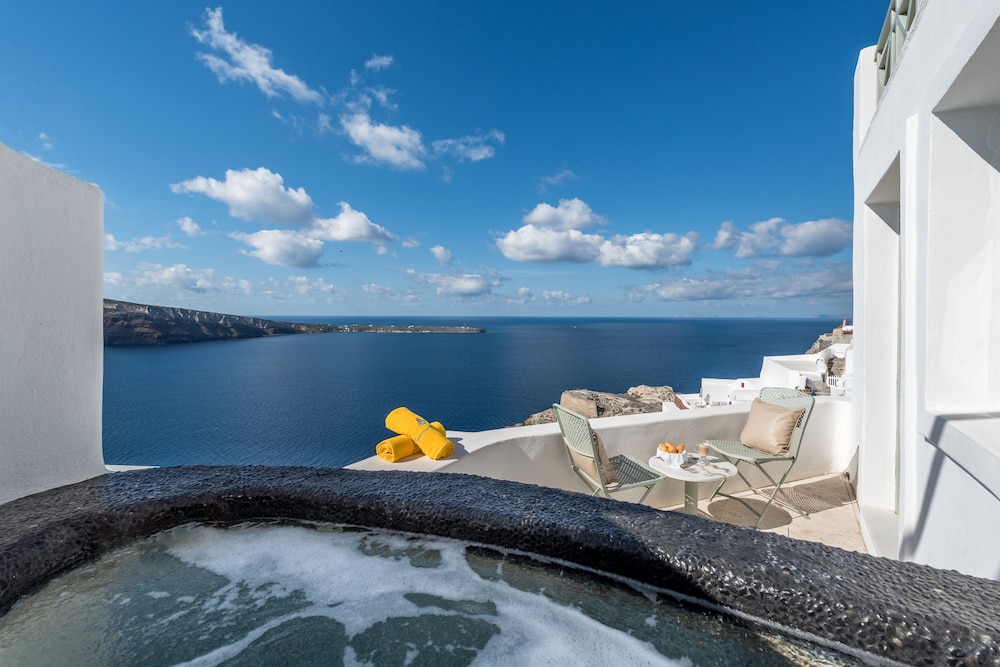 Superior Suite, Jetted Tub (Caldera View) - Photo 11
