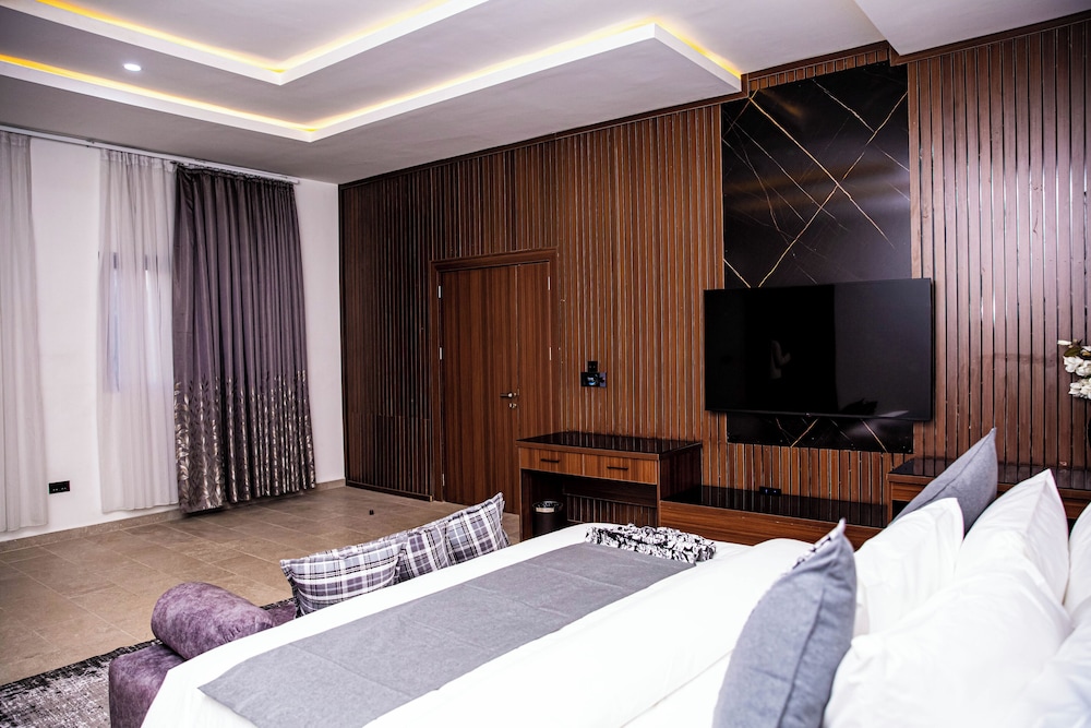 Presidential Penthouse, City View