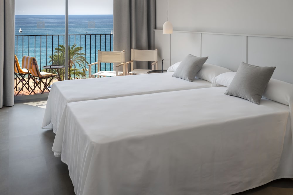 Standard Double or Twin Room, Sea View - Photo 1
