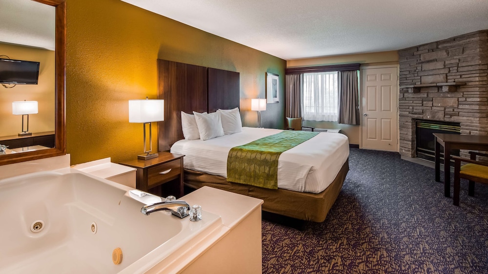 Standard Room, 1 King Bed, Jetted Tub, River View photo 1