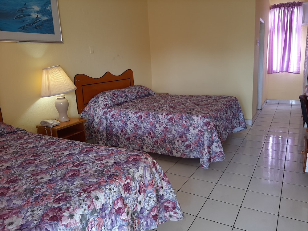 Business Suite, 2 Queen Beds photo 1