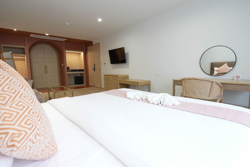 Premium Room, 1 King Bed, Non Smoking photo 2