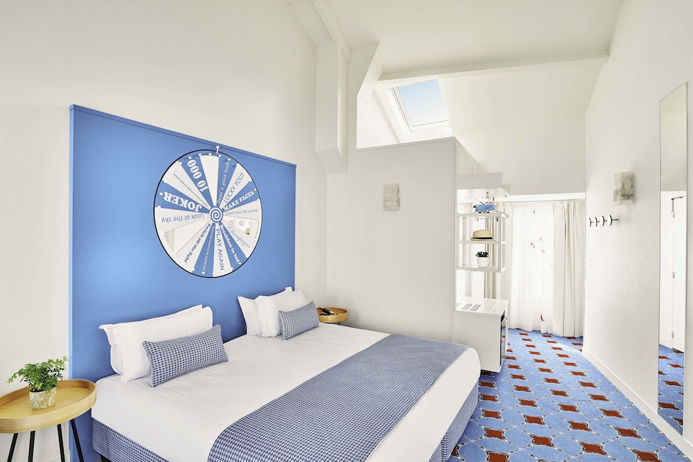 Privilege Room - Complimentary soft minibar, courtesy tray, Chromecast - Digital press photo 3