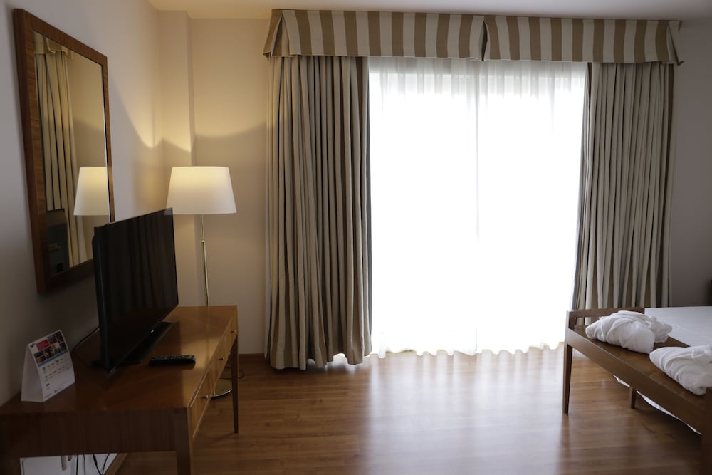 Junior Suite (Single Use) - Photo 11