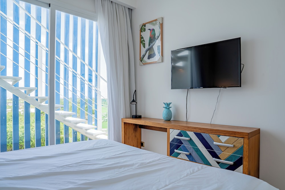 Senior Penthouse, 2 Bedrooms, Hot Tub, Golf View photo 2