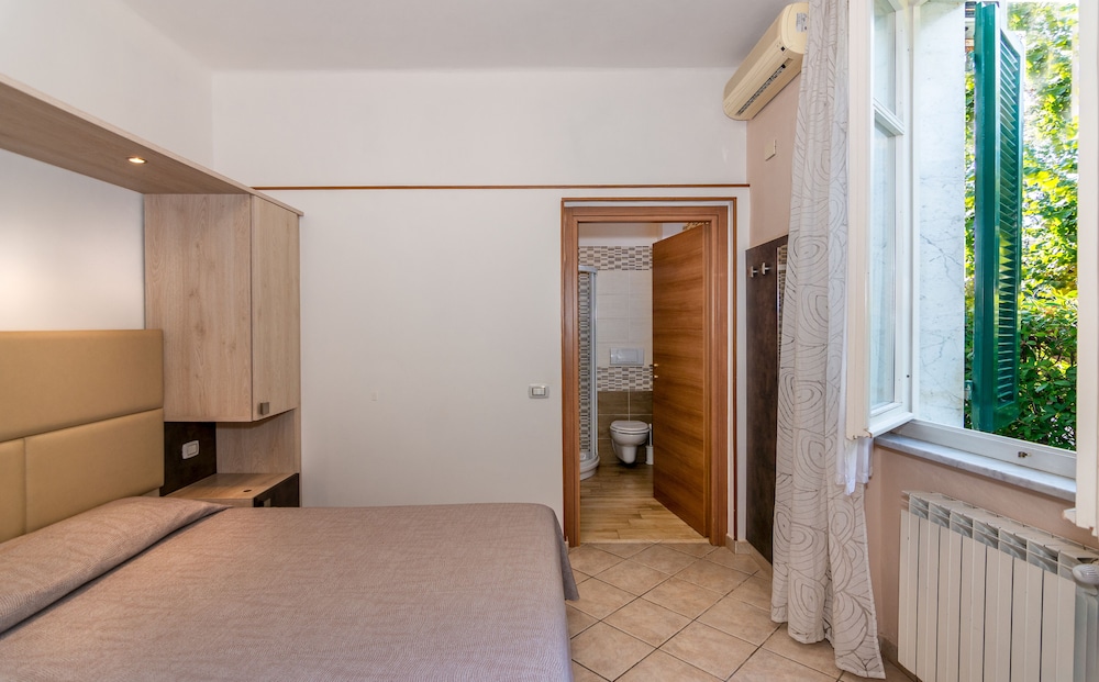 Double Room, Ground Floor (Small) photo 2