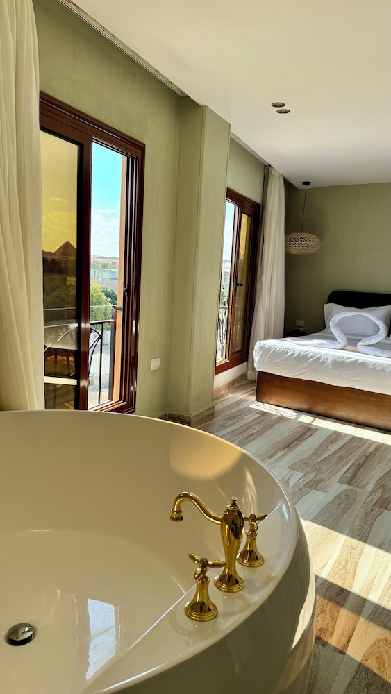 Deluxe Suite, City View