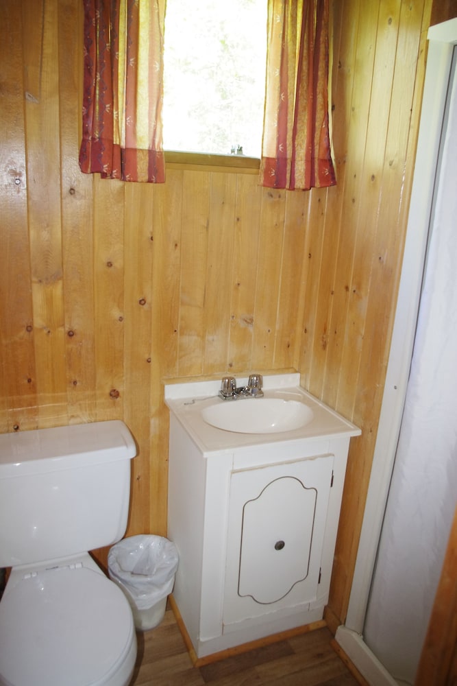 Basic Cabin, 2 Bedrooms (Chalet 3) photo 2
