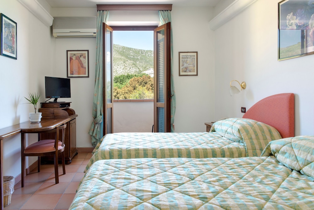 Standard Double or Twin Room - Photo 2