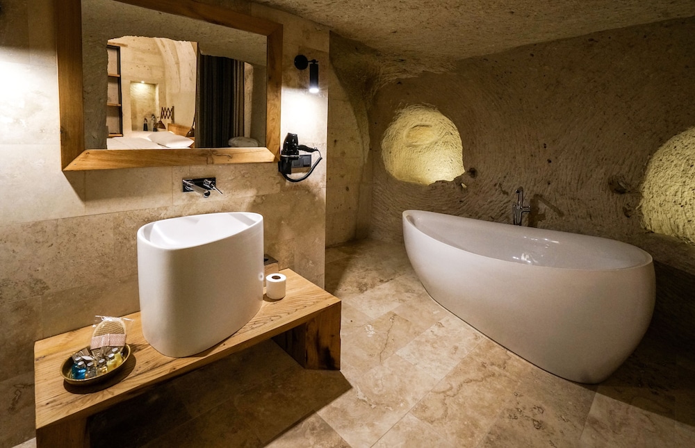 King Suit With Bathtub - Photo 6