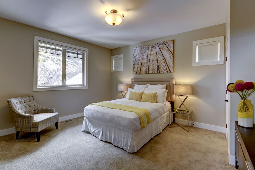 Deluxe Room, 1 Queen Bed, Mountain View (Eagle) photo 1
