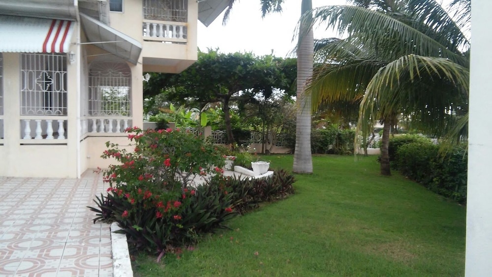 Family Cottage, 1 Bedroom, Refrigerator & Microwave, Mountain View photo 2
