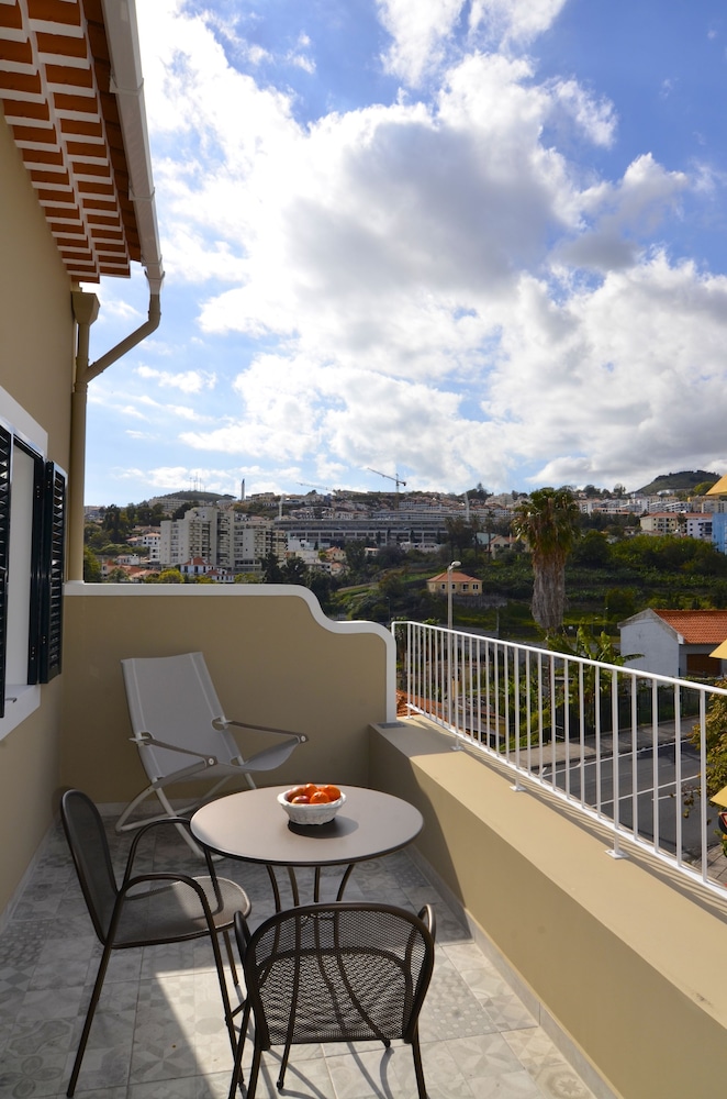 Classic Studio, 1 Queen Bed, Balcony, Mountain View photo 2