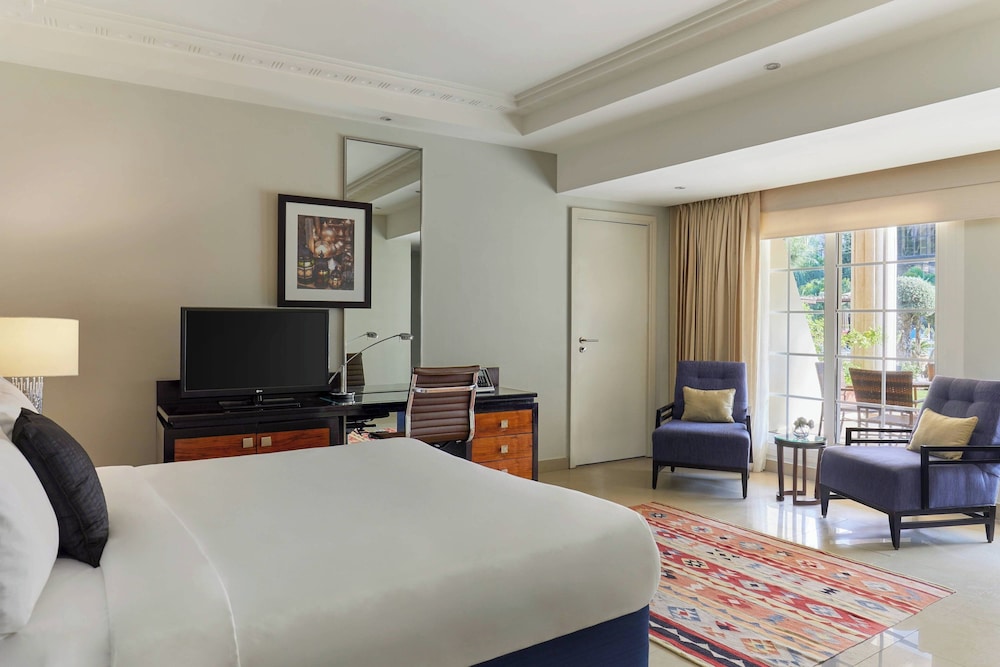 Family Room, 1 King Bed, Pool View