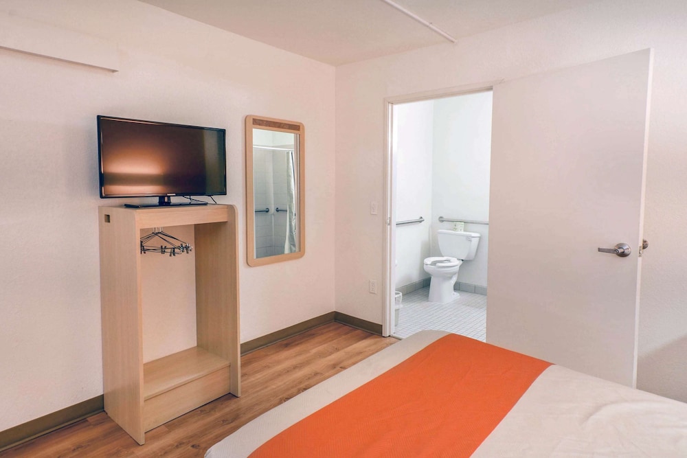 Standard Room, 1 Queen Bed, Accessible, Non Smoking photo 3