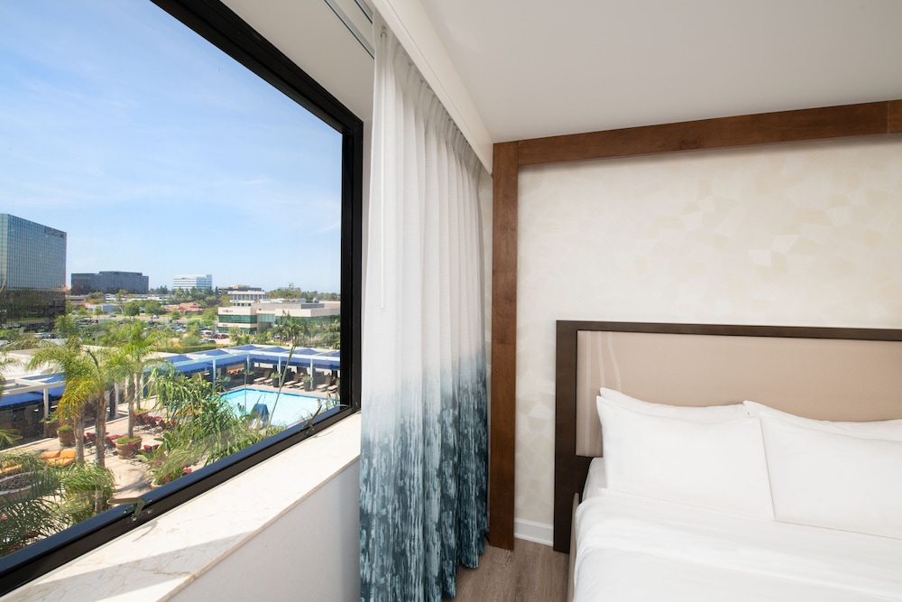 Room, 2 Queen Beds, Pool View - Photo 2