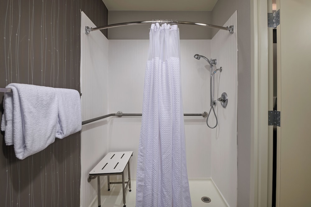 Room, 1 King Bed (Mobility/Hearing Access, Roll-in Shwr) - Photo 2