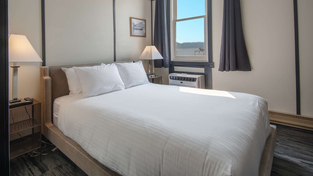Room, 1 Queen Bed (Coast) photo 1