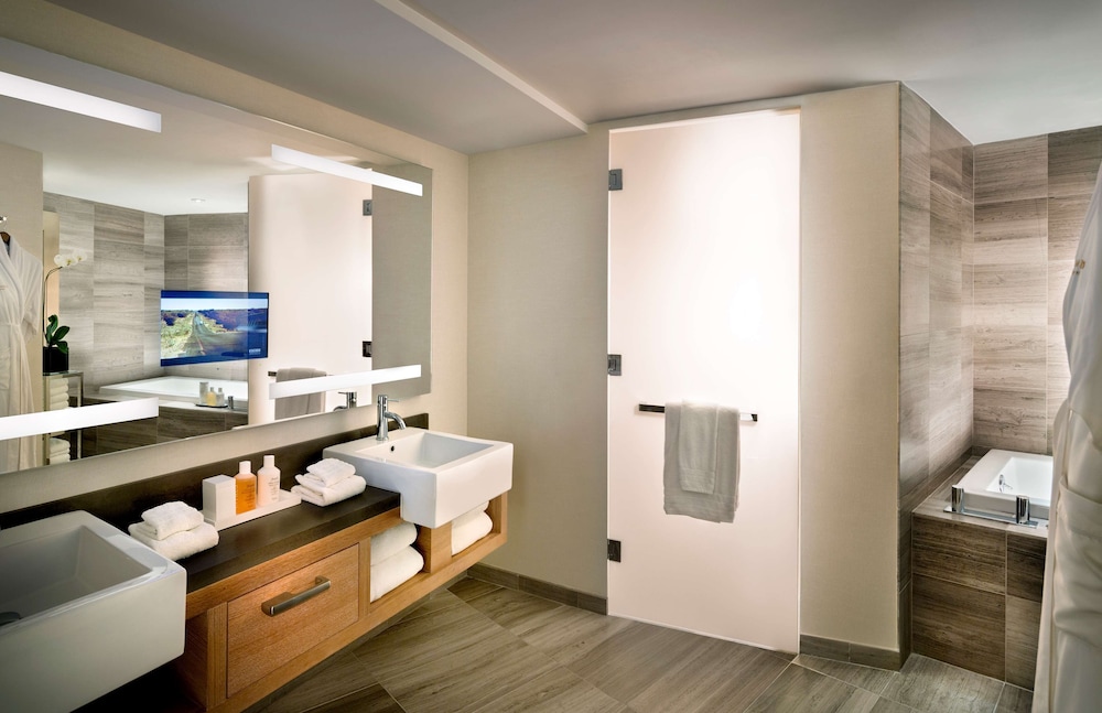 Suite, 1 King Bed (Presidential Suite) thumbnail 6