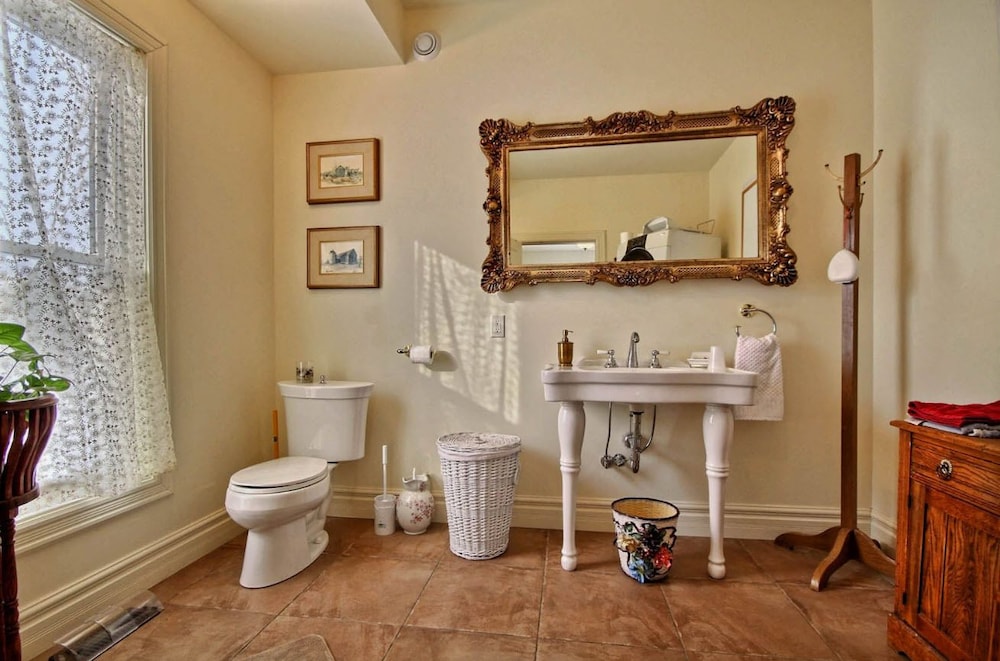 Superior Room, 1 Queen Bed, Balcony, Shared Bathroom photo 3