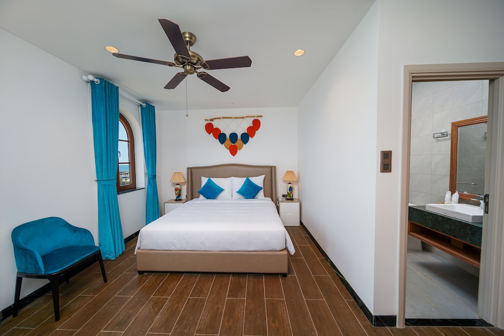 Rubia, City View, 1 King Bed with Window