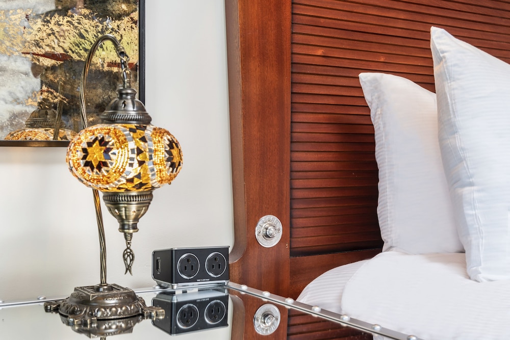 Deluxe Room, 1 King Bed, Ocean View - Photo 7
