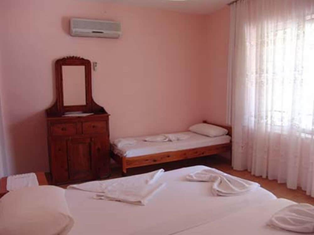 Standard Triple Room photo 2