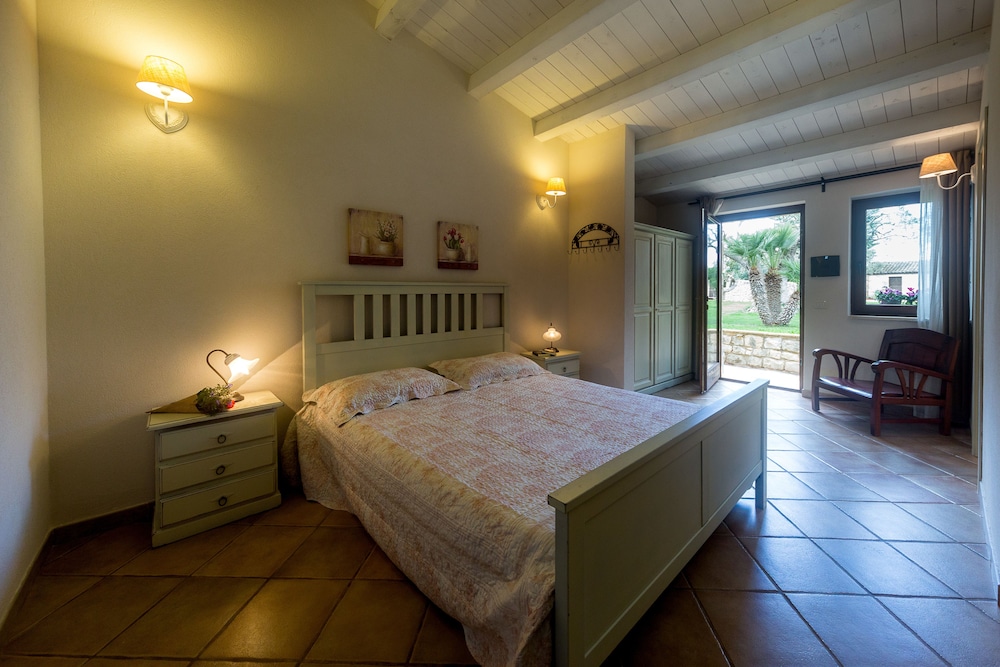 Family Room, 2 Bedrooms, 2 Bathrooms photo 3