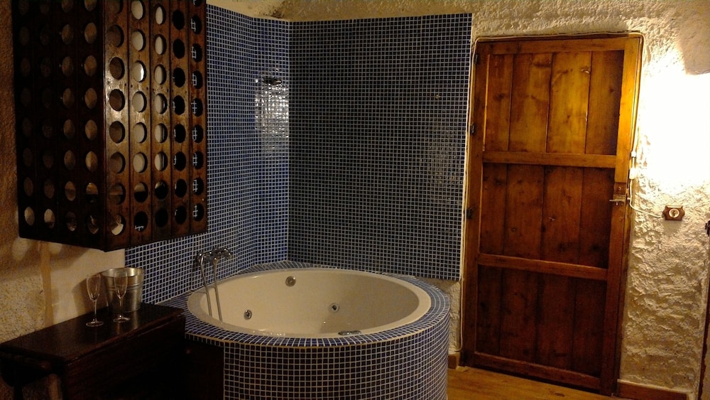 House (Cave with jacuzzi) photo 3