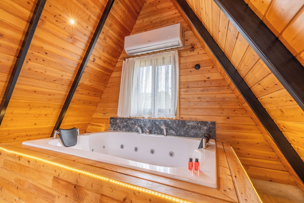 Deluxe Bungalow - Photo 18