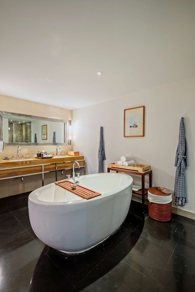Club Suite, Balcony, Pool View (Diwa, Living Room) photo 3